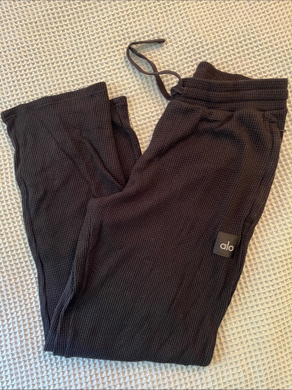 ALO Yoga Men’s size M Black Waffle Knit sweatpants